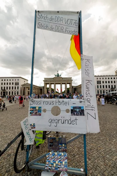 Usiądź w protestujących na placu przed Brandenburgii g — Zdjęcie stockowe