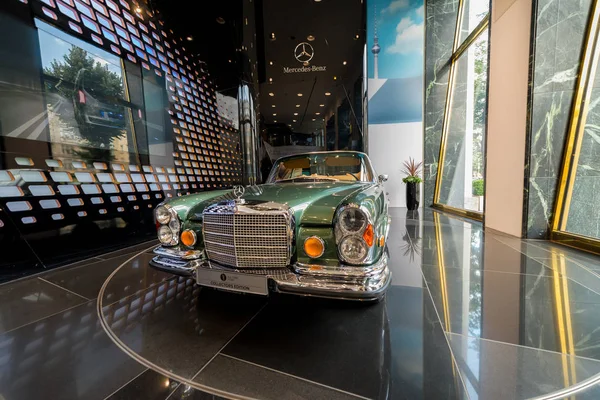 Mercedes Benz en la tienda - Berlín Alemania — Foto de Stock