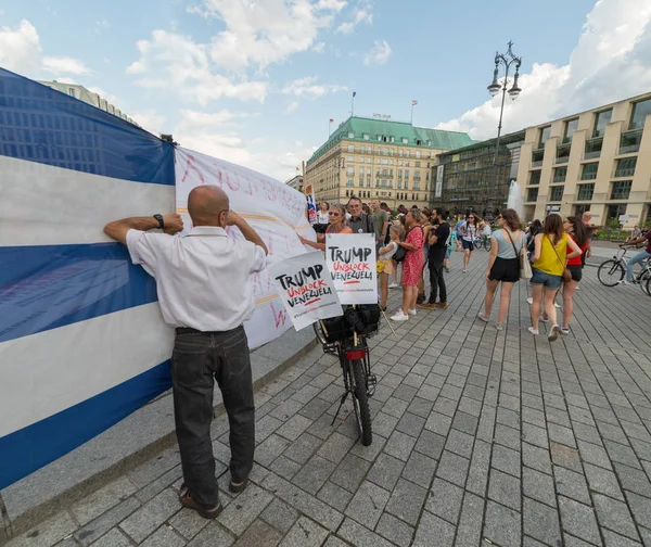 Sentarse en de los manifestantes en la plaza frente a la Brandenburgo g — Foto de Stock