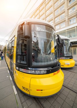 Berlin, Almanya - 3 Ağustos 2019:tramvay platformuna insanlarla şehir sahnesi