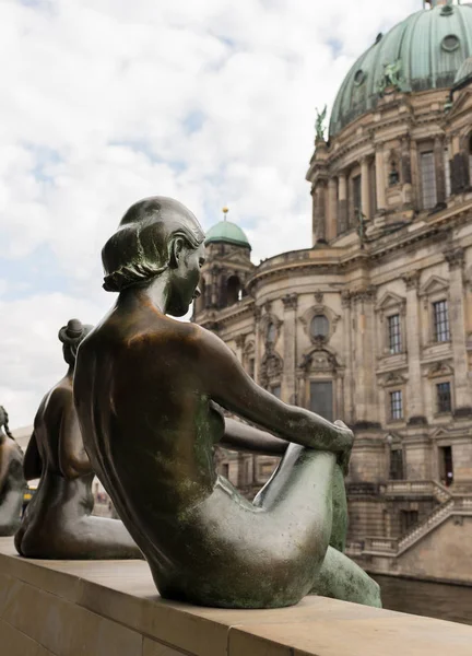 Statue des filles et un garçon sur la rivière Spree - Berlin — Photo