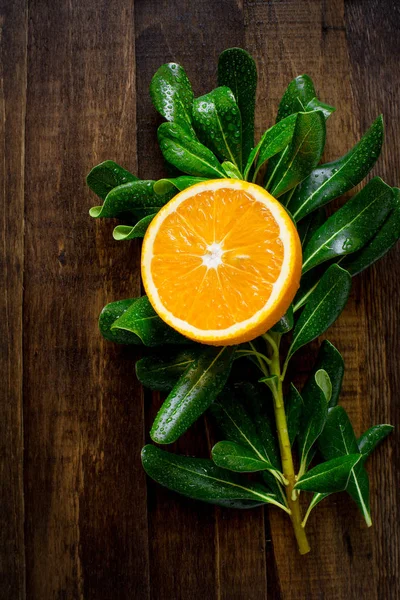 Halv citron på träbord — Stockfoto