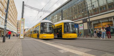 Bberlin 'de sarı tramvay - Almanya