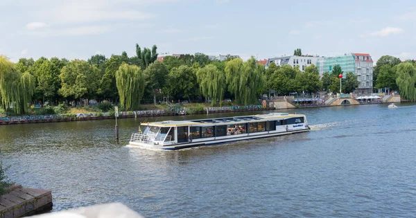 Stadtlandschaft vom Fluss - berlin - deutschland — Stockfoto