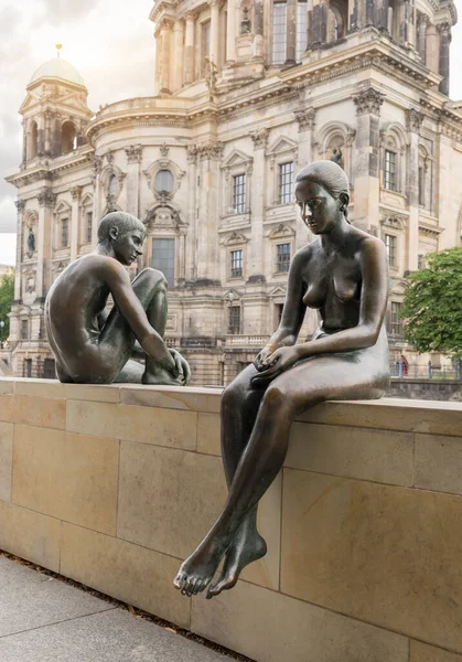 Ragazze e una statua del ragazzo sul fiume Sprea - Berlino — Foto Stock