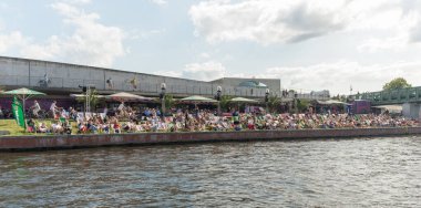 Berlin - Almanya Sprea Nehri 'ndeki insanlar