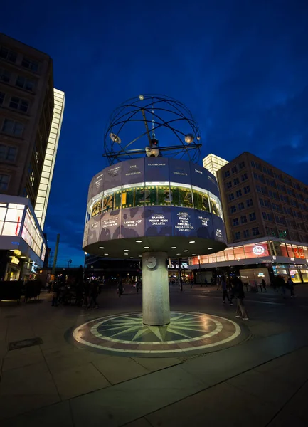 Velké hodiny na Alexanderplatz-Berlín — Stock fotografie