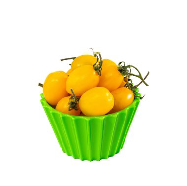 Gri arka planda yeşil kâse üzerinde küçük sarı kiraz domatesleri