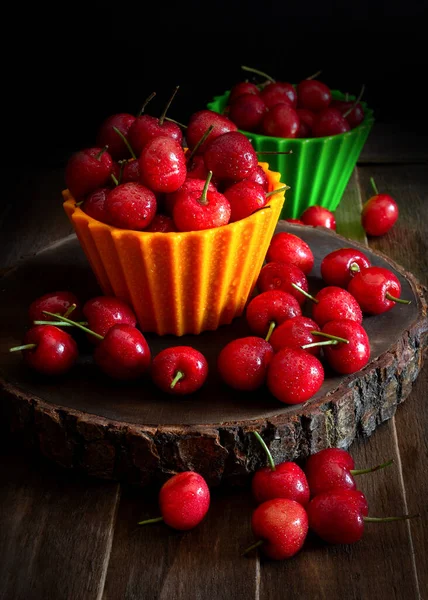 Vista Superior Rábanos Rojos Sobre Fondo Gris Degradado — Foto de Stock