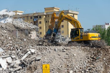 Napoli, İtalya. 2 Temmuz 2020: Scampia 'nın yeşil yelkeninin tahrip edilmesi kesin olarak tamamlandı.