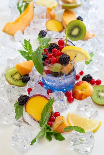 Durstlöschglas Mit Kaltem Wasser Und Frischen Sommerfrüchten Mit Eis — Stockfoto