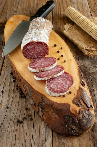 Echte Zelfgemaakte Napolitaanse Salami Met Varkensvlees Specerijen Zout — Stockfoto