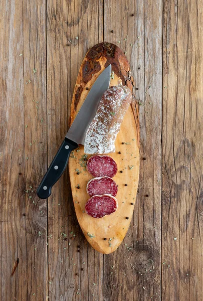Echte Zelfgemaakte Napolitaanse Salami Met Varkensvlees Specerijen Zout — Stockfoto