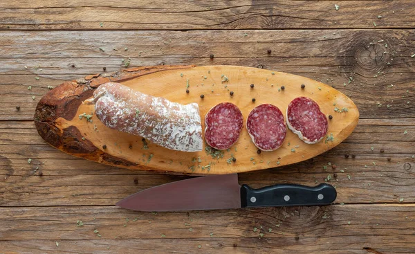 Echte Zelfgemaakte Napolitaanse Salami Met Varkensvlees Specerijen Zout — Stockfoto