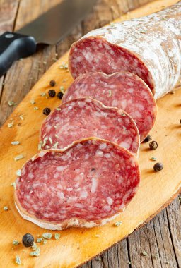 Hakiki ev yapımı, domuz eti, baharat ve tuzlu Napoli salamı.