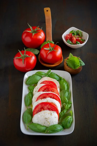 Italské Salátové Antipasto Zvané Caprese Bizoní Mozzarellou Rajčaty Bazalkou Olivovým — Stock fotografie