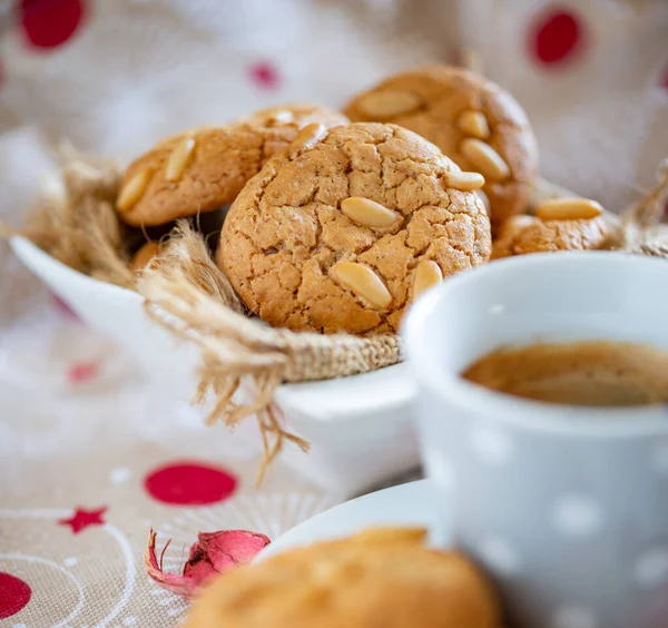 Zarte Butterkekse Mit Knusprigen Frischen Pinienkernen — Stockfoto