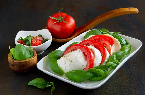 意大利沙拉通心粉 加水牛莫扎拉 西红柿和罗勒 加橄榄油 — 图库照片