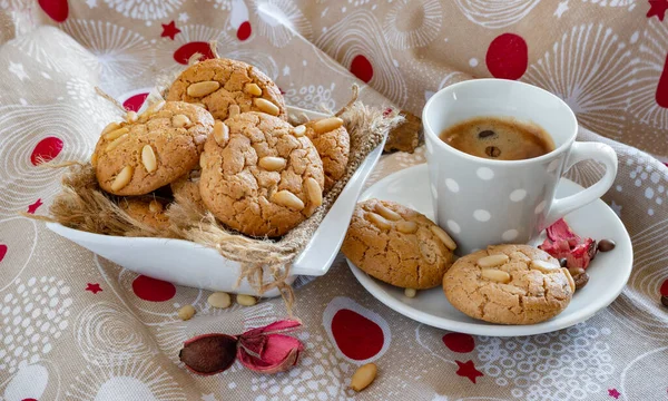Biscoitos Manteiga Delicados Com Pinhões Frescos Crocantes — Fotografia de Stock