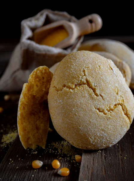 Zelfgemaakte Donzige Broodjes Met Maïsmeel Gekookt Oven — Stockfoto