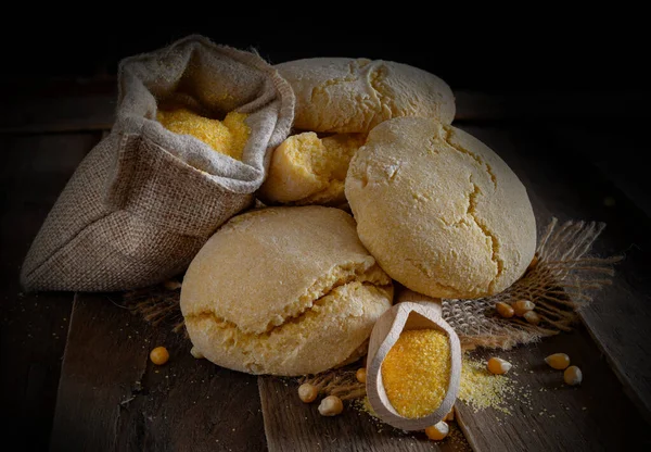 Fırında Mısır Unlu Yapımı Pofuduk Çörekler — Stok fotoğraf