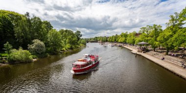 Tekneler ve River Dee Chester, Cheshire, İngiltere 13 Mayıs 2017'de nehir Kruvazör