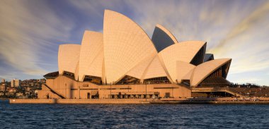 Günbatımı üzerinde Sydney Opera Binası Sydney Harbour de Sydney, Nsw, Avustralya 2 Ekim 2013 tarihinde alınan dan