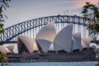 Sydney Opera Binası Sydney Harbour Bridge arkasında çekilen Sydney, Nsw, Avustralya üzerinde 22 Eylül 2013