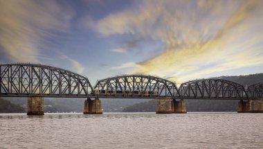 Demiryolu köprüyü geçtikten Hawkesbury nehir Dangar Island, Nsw, Avustralya üzerinde 18 Aralık 2014 Tren