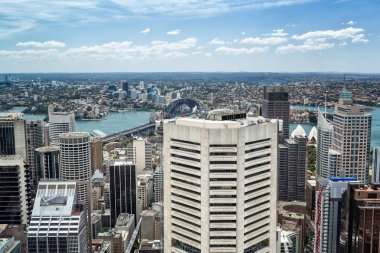 Sydney Harbour Bridge ve Sydney Opera Binası Sydney, Avustralya hava cityscape görünümünü 17 Ekim 2013 tarihinde