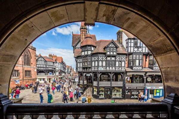 Bridge Street Chester, Cheshire, İngiltere üzerinde 13 Mayıs 2017 alınan yarı ahşap tudor binaların görünümü çerçeveli