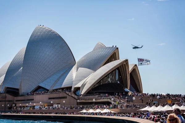 Helicopter Flying Australian Flag Flying Close Sydney Opera House Sydney — Stock Photo, Image