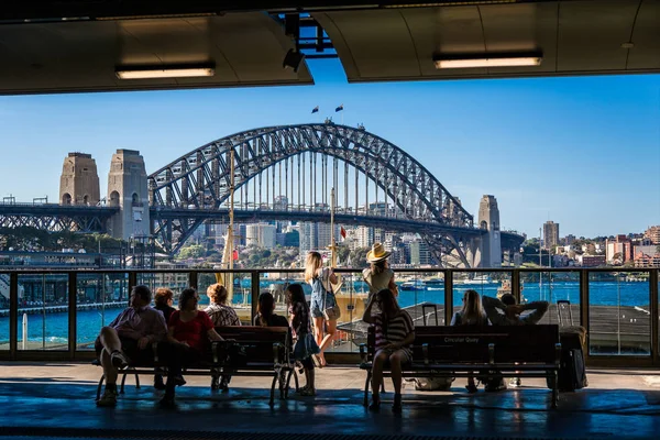 Unga Kvinnliga Turister Som Tittar Sydney Harbour Bridge Från Circular — Stockfoto