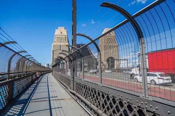 シドニー港橋の散歩方法とシドニー ニューサウス ウェールズ州 オーストラリアでは 2015 日に撮影したトラフィック — ストック写真