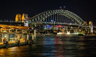 Sydney Harbour Bridge Sidney, Avustralya 2 Ekim 2013 tarihinde Circular Quay üzerinden geceleri ışıklı