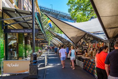 29 Ekim 2013 Pazar tezgahları ve café The Rocks, Sydney Harbour, Sydney, Avustralya