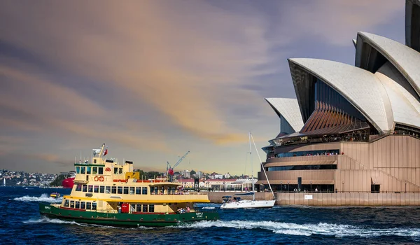 Ferry Och Yacht Segling Framför Operahuset Sydney Vid Solnedgången Sydney — Stockfoto