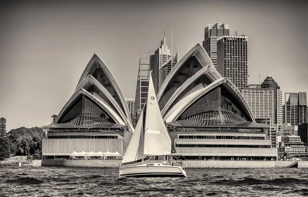 Yacht Sailing Front Sydney Opera House Taken Sydney Nsw Austrália — Fotografia de Stock