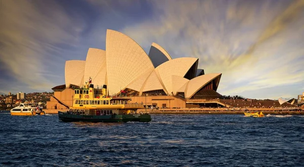 Solnedgång Över Sydney Opera House Från Sydney Harbour Med Färja — Stockfoto