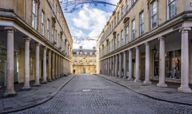 Banyo Street, Bath, Somerset, İngiltere 18 Ocak 2018'de alınan sütunlar ile Gürcü teras