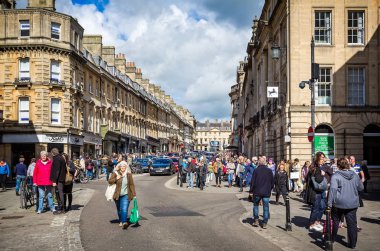Milsom Street, banyo, Avon, İngiltere 1 Nisan 2017 alınan yoğun alışveriş günü