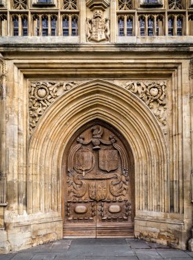 Bath Abbey Bath, Somerset, İngiltere 2 Kasım 2017'de alınan için ahşap giriş kapısı