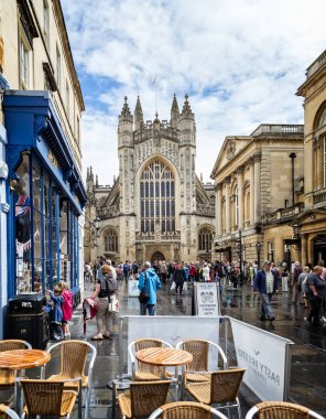 Bath Abbey Bath, Somerset, İngiltere 15 Ağustos 2013'de alınan ıslak bir gün