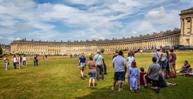Turist rehberi ve grup Royal Crescent küvetli banyo, Avon, İngiltere 4 Ağustos 2018'de çekilmiş arka planda