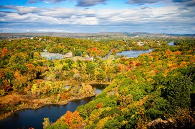 Sonbaharda yapraklar Connecticut Quinnipiac Nehri boyunca havadan görünümü