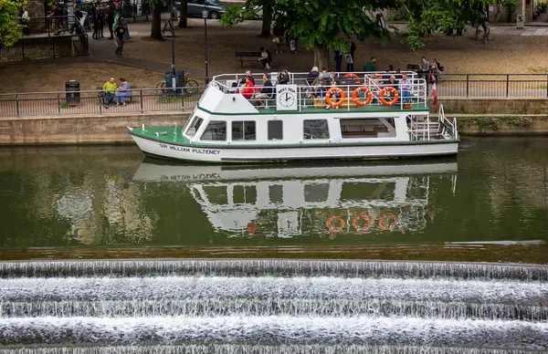 Pulteney Weir Bath Com Barco Cruzeiro Sir William Pulteney Atracado — Fotografia de Stock