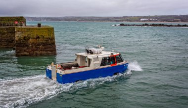 1 Mart 2016 'da İngiltere' nin Cornwall kentindeki St. Michael 's Mount' tan kalkan yolcu amfibi teknesi kaçırıldı.
