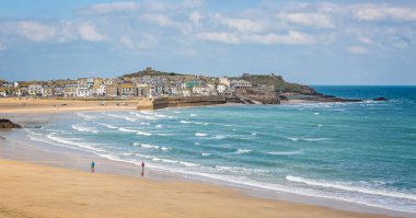 28 Şubat 2016 'da St Ives, Cornwall, İngiltere' de çekilen liman duvarına çarpan dalgalarla St. Ives Limanı
