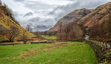 Kar kepli doruklarına Lake District, Cumbria, İngiltere'de 12 Nisan 2015 alınan