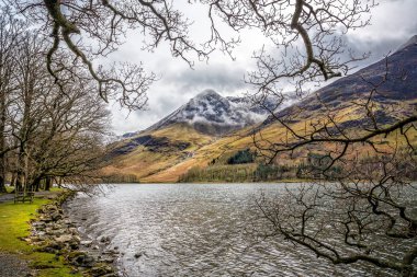 Lake Buttermere kar ile doruklarına Lake District, Cumbria, İngiltere'de 12 Nisan 2015 çekilen kepli